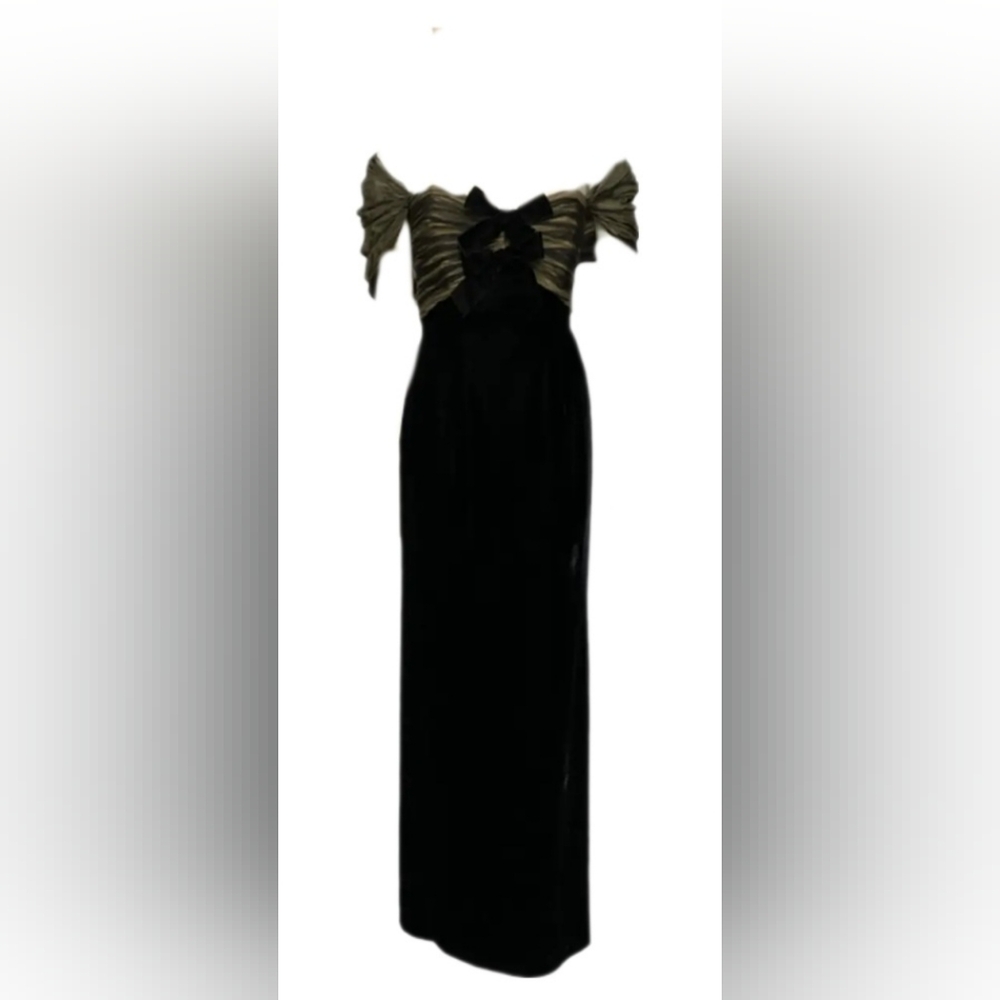 $4,800 OSCAR DE LA RENTA BLACK VELVET SILK GOWN M